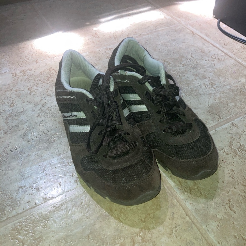 Woman’s size 8 champion suede running shoe